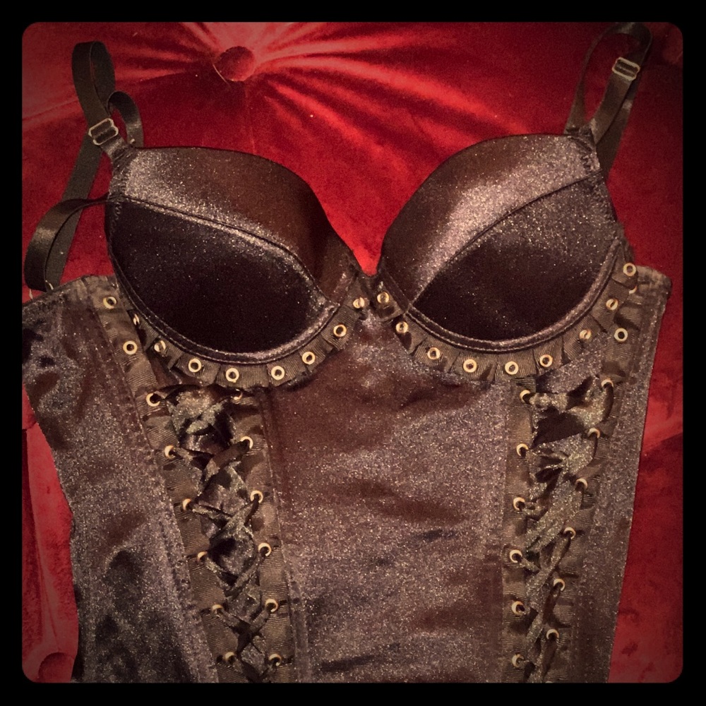 ❤️HOT TOPIC CROSSBONES AND BOW CORSET❤️